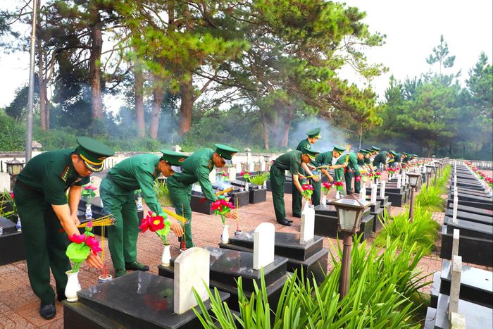 Cán bộ, chiến sĩ lực lượng vũ trang thắp hương tại các phần mộ anh hùng, liệt sĩ tại Nghĩa trang Liệt sĩ Đà Lạt