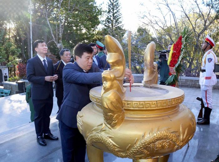 Đồng chí Y Thanh Hà Niê Kđăm, Ủy viên Ban Chấp hành Trung ương Đảng, Bí thư Tỉnh ủy, Trưởng Đoàn ĐBQH tỉnh Lâm Đồng cùng lãnh đạo tỉnh dâng hương lên Đài liệt sĩ