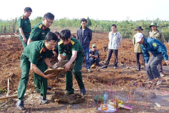 Cán bộ, chiến sĩ Bộ Chỉ huy Quân sự tỉnh Lâm Đồng cùng Nhân dân tổ chức quy tập hài cốt liệt sĩ hi sinh trong kháng chiến về Nghĩa trang Liệt sĩ