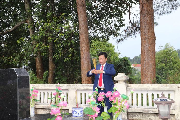 Đồng chí Lưu Văn Trung, Phó Bí thư Tỉnh ủy, Chủ tịch HĐND tỉnh thành kính tưởng nhớ các Anh hùng liệt sĩ tại Nghĩa trang Liệt sĩ Đắk Nông (phường Bắc Gia Nghĩa)