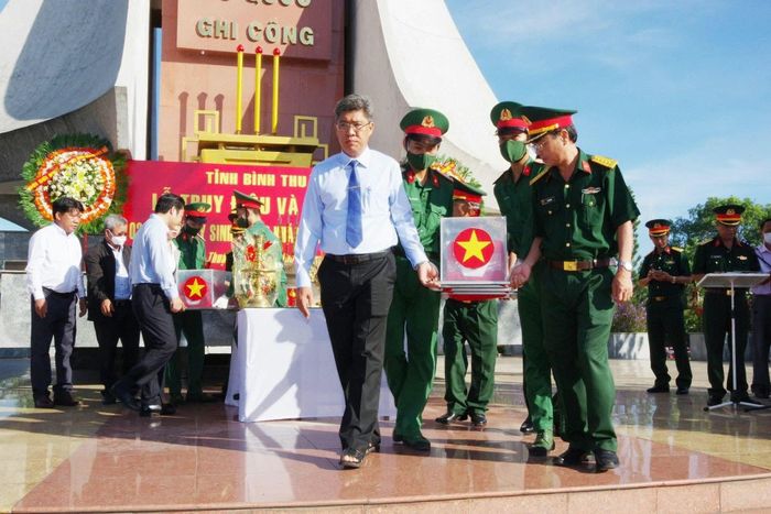 Đồng chí Nguyễn Minh, Tỉnh ủy viên, Phó Chủ tịch UBND tỉnh Lâm Đồng dự Lễ truy điệu liệt sĩ hi sinh trong kháng chiến chống Mỹ cứu nước, được an táng tại Nghĩa Trang Liệt sĩ Bình Thuận