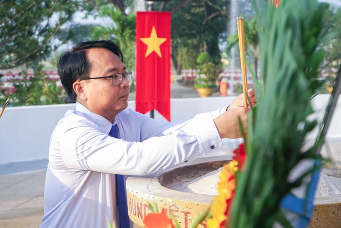 Đồng chí Đặng Hồng Sỹ, Phó Bí thư Thường trực Tỉnh ủy dâng hương viếng các Anh hùng liệt sĩ tại Nghĩa trang Liệt sĩ Bình Thuận