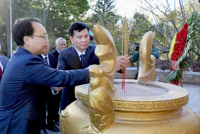 Đồng chí Hồ Văn Mười, Ủy viên Ban Chấp hành Trung ương Đảng, Phó Bí thư Tỉnh ủy, Chủ tịch UBND tỉnh và đồng chí Đặng Hồng Sỹ ,Phó Bí thư Thường trực Tỉnh ủy dâng hương lên Đài liệt sĩ