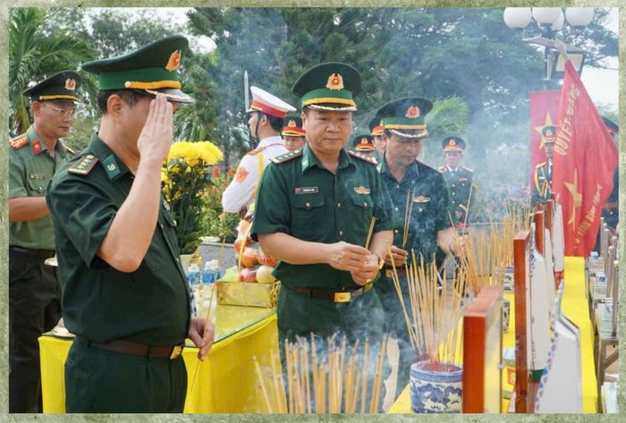 Lực lượng vũ trang tỉnh Lâm Đồng truy điệu, dâng hương đến các liệt sĩ tại Nghĩa trang Liệt sĩ Bình Thuận