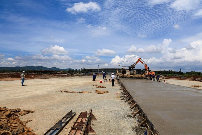 Đường lăn sân bay đang được thi công. Ảnh: Báo Lâm Đồng