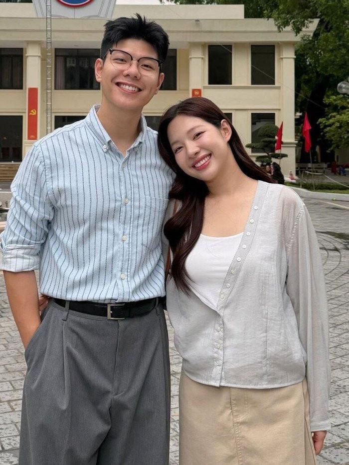 Anh kết hôn với bà xã làm cùng nghề tên Hương Giang.