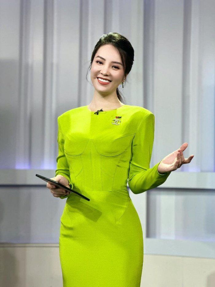 Thụy Vân là BTV tài sắc của đài VTV.