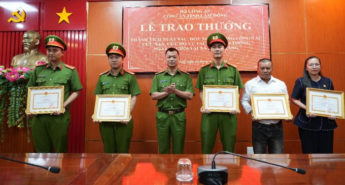 Trao Giấy khen của Giám đốc Công an tỉnh cho các tập thể, cá nhân có thành tích tham gia cứu người bị nạn trong vụ tai nạn giao thông đặc biệt nghiêm trọng xảy ra tại xã Hòa Thắng