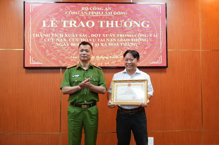 Đại tá Đậu Xuân Bảo, Phó Giám đốc Công an tỉnh Lâm Đồng trao Bằng khen của Chủ tịch UBND tỉnh cho ông Nguyễn Quả