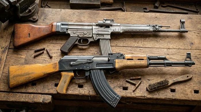 Súng trường AK-47 (phía dưới) và StG-44 (phía trên).
