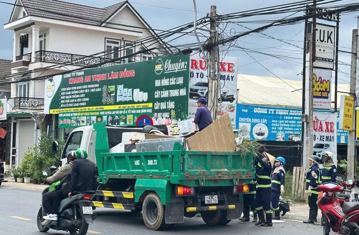 Tới 14 giờ 30 phút ngày 14/6, rác thải ùn ứ đã được thu gom, xử lý