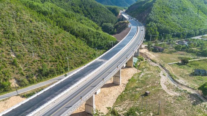 Chỉ 2 tuần nữa, dự án cao tốc sẽ về đích. Ảnh: Báo Tiền Phong
