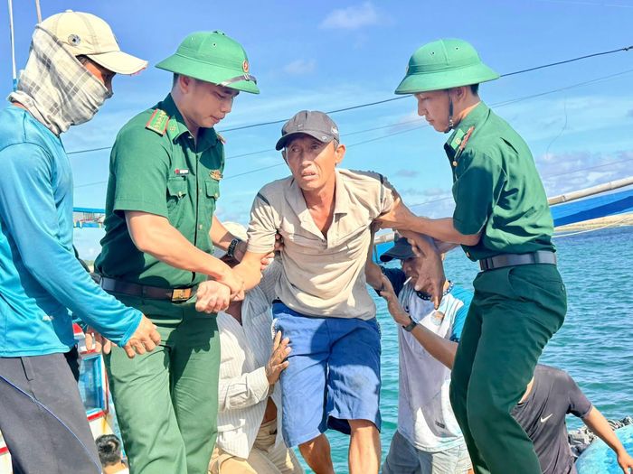 Đồn Biên phòng Cửa khẩu cảng Phú Quý hỗ trợ đưa thuyền viên vào bờ an toàn