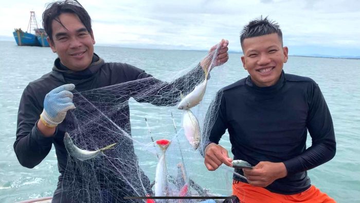 Anh Nguyễn Anh Tươi (bên phải) thường quay những đoạn video về đời sống làng chài mộc mạc với giọng đặc trưng xứ biển khiến nhiều người yêu mến.