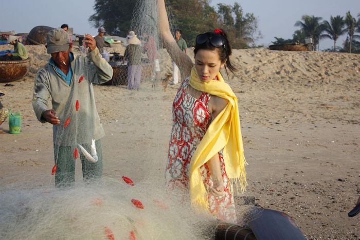 Nhiều bạn trẻ cũng đang tham gia xu hướng quảng bá du lịch bằng mạng xã hội, góp phần tạo sinh kế cho người dân địa phương.