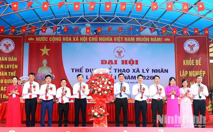 Lãnh đạo Sở Văn hóa và Thể thao tặng hoa chúc mừng Đại hội TDTT xã Lý Nhân lần thứ I năm 2026. Ảnh: Nguyễn Oanh