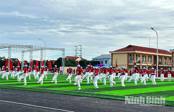 Cán bộ, hội viên phụ nữ xã Định Hóa tham gia đồng diễn Shuffle Dance. Ảnh: Minh Phạm