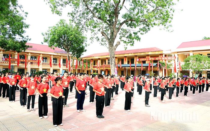 Màn đồng diễn Vivonam của các em học sinh Trường THCS Chính Lý, xã Lý Nhân. Ảnh: Nguyễn Oanh