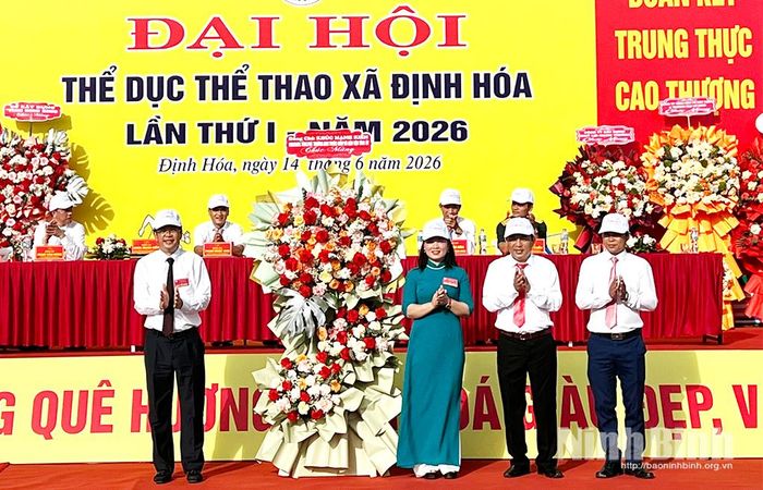 Lãnh đạo Ban Tuyên giáo và Dân vận Tỉnh ủy tặng hoa chúc mừng Đại hội. Ảnh: Minh Phạm