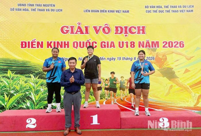 Vận động viên Nguyễn Lê Ngọc Dương giành 2 Huy chương Vàng nội dung đẩy tạ và ném đĩa lứa tuổi 2011-2012.