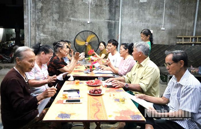 Các thành viên đội chèo làng Đặng, tổ dân phố số 2, phường Mỹ Lộc luyện hát làn điệu chèo mới vào buổi tối hằng ngày.