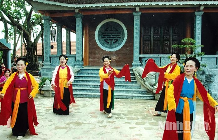 Một tiết mục biểu diễn của đội chèo làng Đặng nhân dịp hội làng.