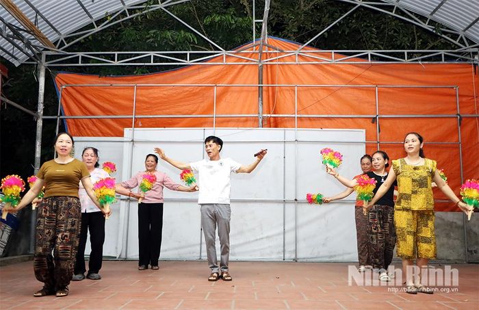 Đội chèo làng Đặng luyện vở múa mới tại sân khấu đình Thượng, tổ dân phố số 2, phường Mỹ Lộc.
