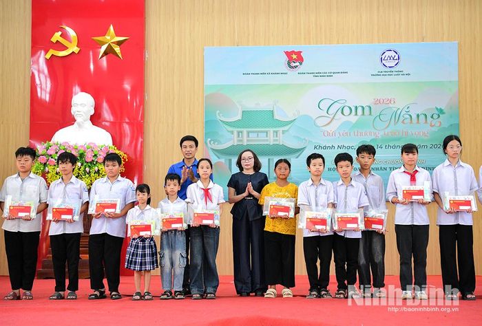 Đại diện Hội Nữ doanh nhân tỉnh và Đoàn Thanh niên xã Khánh Nhạc trao quà cho học sinh có hoàn cảnh khó khăn trên địa bàn xã.