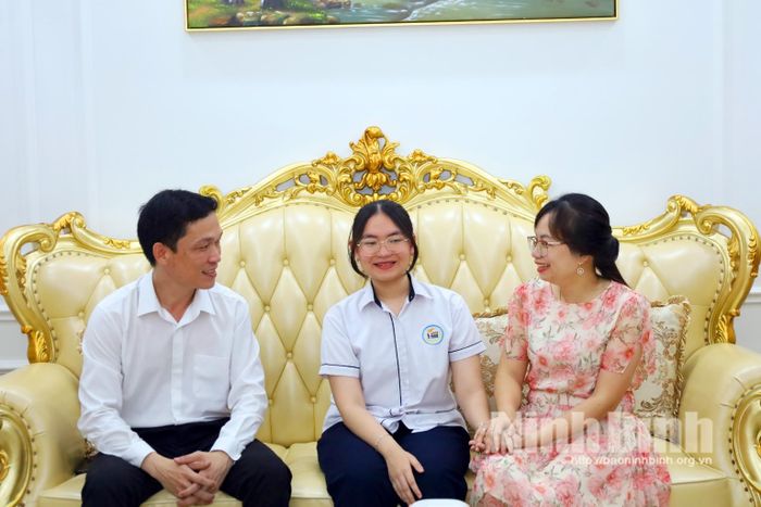Gia đình luôn là nguồn động viên lớn để em Nguyễn Thanh Hà (ở giữa) đạt được kết quả cao trong học tập.