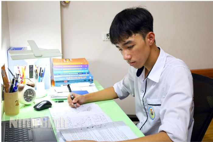 Em Ngô Trung Kiên trở thành thủ khoa chuyên Toán của Trường THPT chuyên Lê Hồng Phong trong Kỳ thi vào lớp 10.