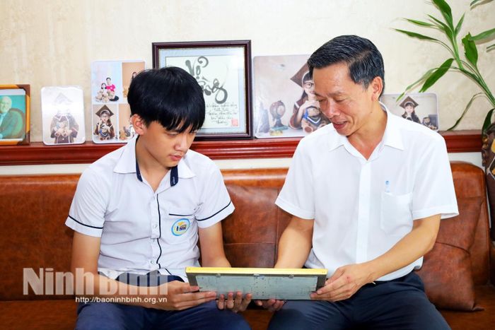 Em Vũ Nam Dương (bên trái) có niềm đam mê đặc biệt với bộ môn Tin học và đạt được nhiều thành tích cao trong các cuộc thi.