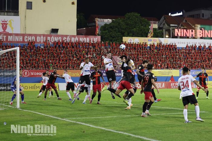 Các cầu thủ Ninh Bình FC chơi đầy nỗ lực nhưng vẫn chịu thất bại với tỷ số sát nút 1 - 2.