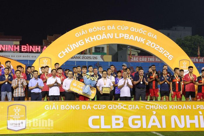 Lãnh đạo UBND tỉnh và Ban tổ chức trao bảng danh vị, biểu trưng tiền thưởng cho đội LPBank Ninh Bình.