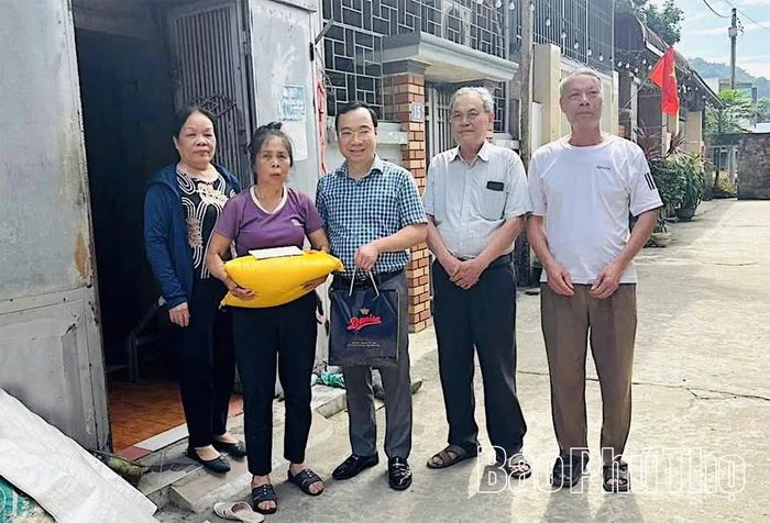 Lãnh đạo phường Tân Hòa tặng quà hỗ trợ các hộ gia đình khó khăn trên địa bàn.