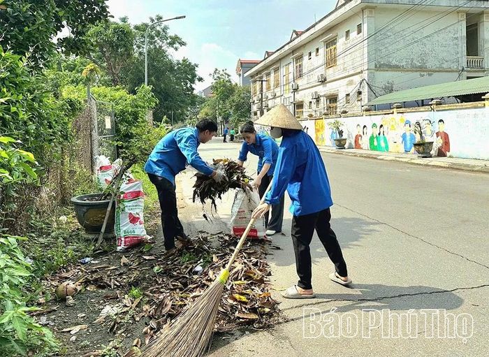 Đoàn viên, thanh niên triển khai hơn 20 đợt ra quân cao điểm vệ sinh môi trường, đường làng, ngõ xóm.