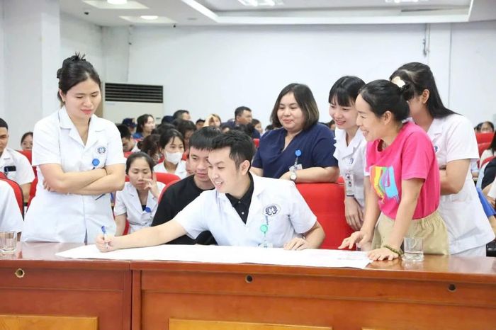 Các học viên hào hứng tham gia thực hành, góp phần nâng cao kỹ năng xử lý tình huống, khả năng giao tiếp trong quá trình thực hiện nhiệm vụ.