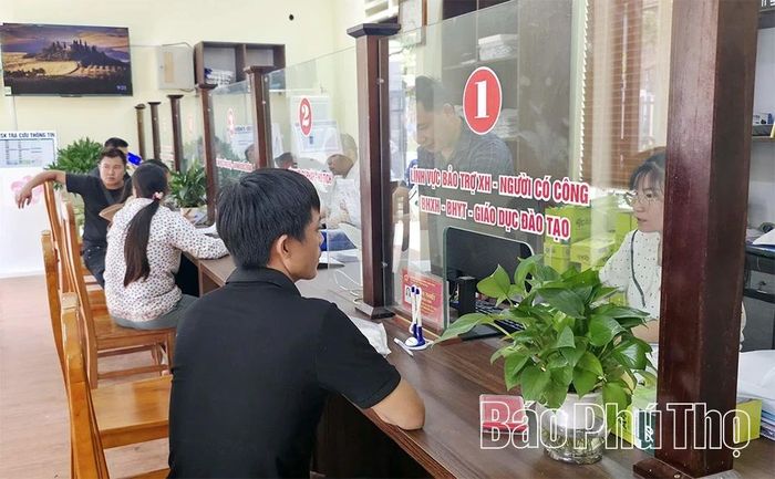 Người dân đến thực hiện các thủ tục hành chính nhanh chóng, thuận tiện tại Trung tâm phục vụ hành chính công xã Xuân Đài.