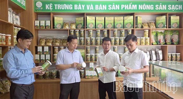 Cán bộ xã Xuân Đài và kiểm tra, động viên tình hình sản xuất, kinh doanh của HTX trên địa bàn.