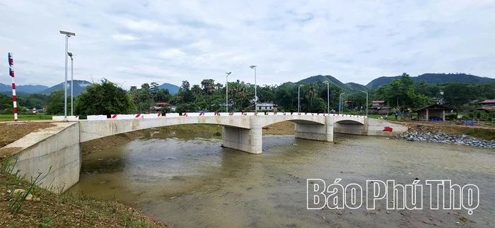 Cầu Đoàn Kết nối liền các khu dân cư được xây dựng từ nguồn kinh phí hỗ trợ của doanh nghiệp và sự đồng lòng hiến đất làm đường dẫn của Nhân dân xã Xuân Đài.