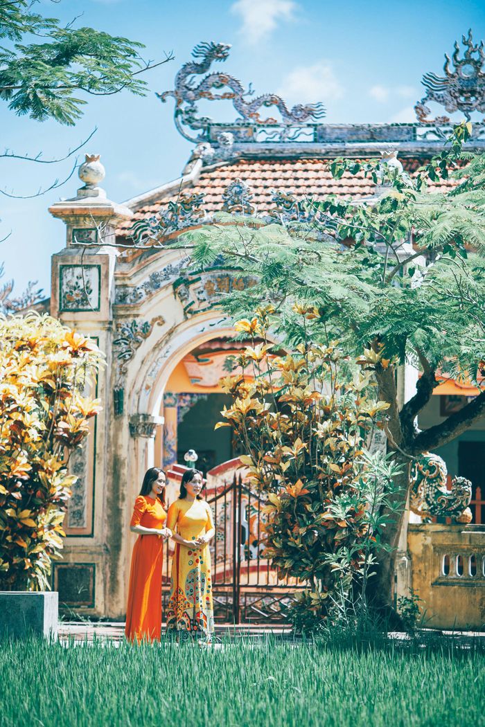 Thiếu nữ bên đình.