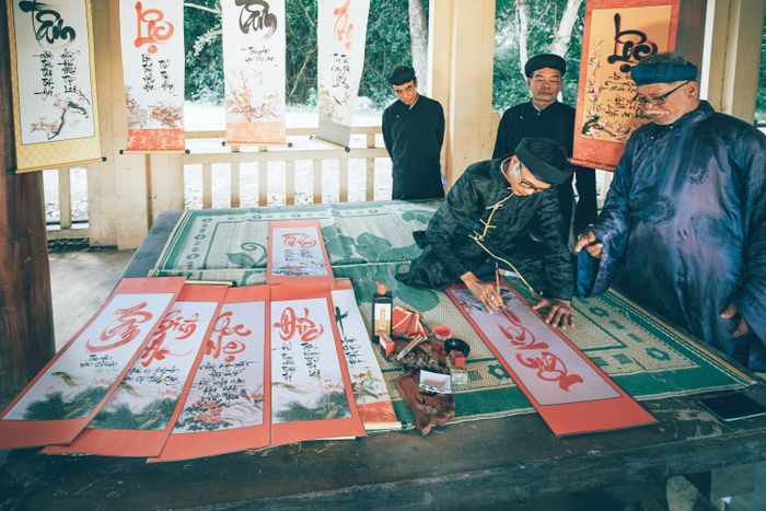 Không gian xin chữ đầu năm làng Bích La.