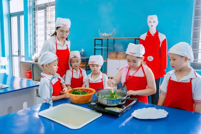 Các buổi học kỹ năng sống giúp các em rèn luyện kỹ năng giao tiếp, làm việc nhóm, tự phục vụ. Trong ảnh: Học sinh tham gia tiết học kỹ năng sống chế biến món ăn - Ảnh: N.M