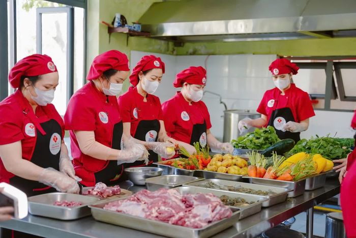Thực đơn được xây dựng khoa học, dinh dưỡng thuần tự nhiên, chế biến lành mạnh và phù hợp với từng độ tuổi - Ảnh: N.M