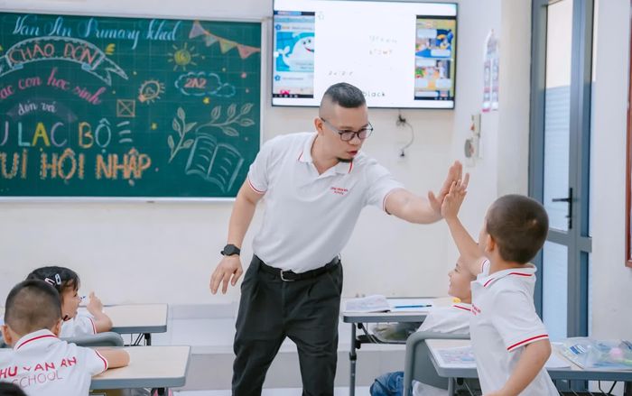 Tiết học Tiếng Anh cùng giáo viên nước ngoài trong lớp học - Ảnh: N.M