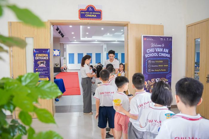 Học sinh trải nghiệm thực hành mua vé xem phim - Ảnh: N. M