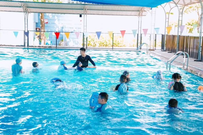 Những buổi học bơi tạo cơ hội để các em rèn luyện sức khỏe, trang bị những kiến thức, kỹ năng cơ bản về an toàn dưới nước và phòng chống đuối nước - Ảnh: N.M