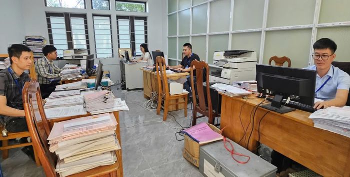 Cán bộ các chi nhánh văn phòng đăng ký đất đai trên địa bàn tỉnh tập trung thực hiện nhiệm vụ đợt cao điểm 30 ngày đêm “làm giàu, làm sạch” dữ liệu về đất đai - Ảnh: M.L