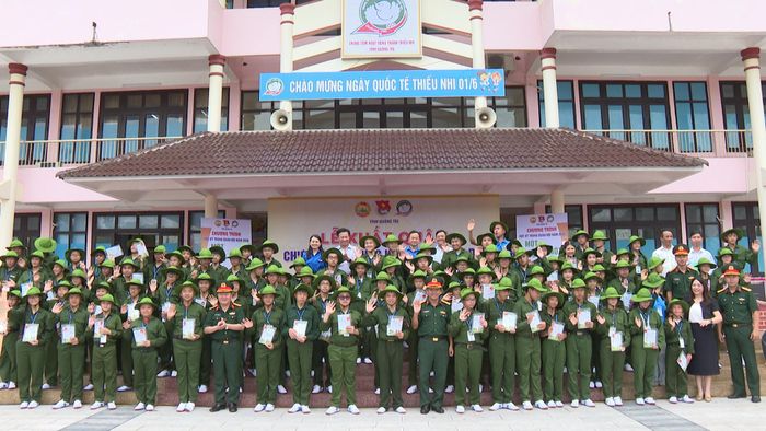 Các học viên chụp ảnh lưu niệm - Ảnh: P.Đ