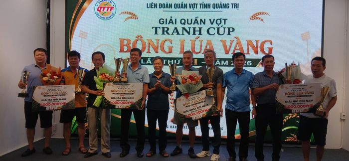Ban Tổ chức trao cúp cho các vận động viên đạt thành tích cao ở nội dung độ tuổi 50 trở lên - Ảnh: H.Đ