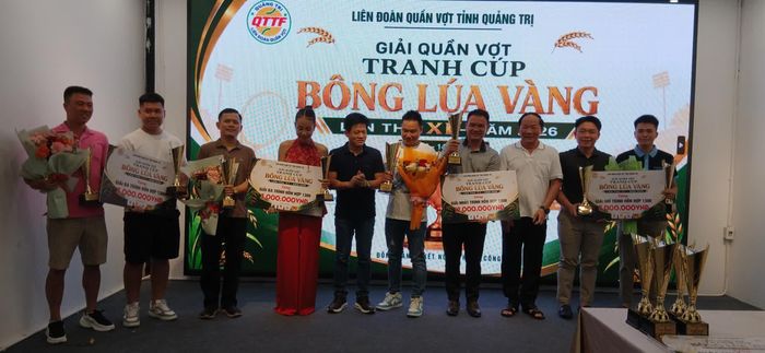 Ban Tổ chức trao cúp cho các vận động viên đạt thành tích cao ở nội dung trình hỗn hợp 1300 - Ảnh: H.Đ